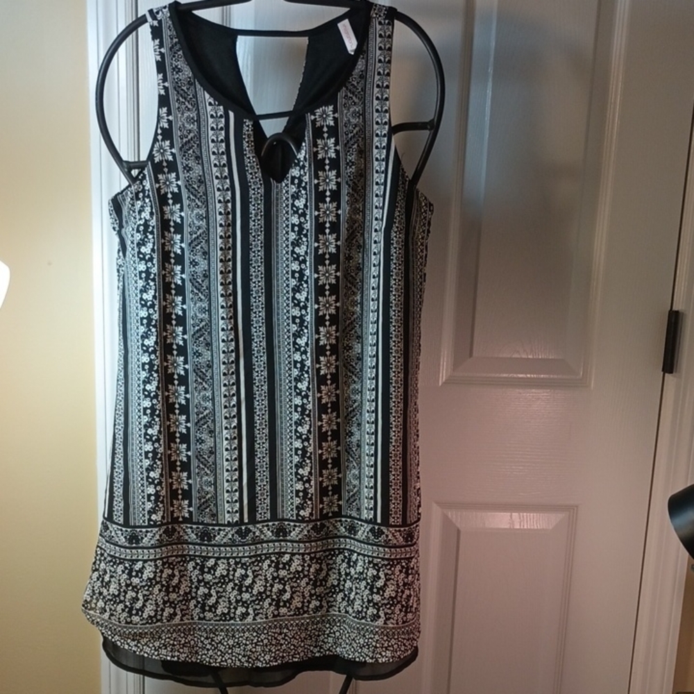 Black and White Sleeveless Sheath Dress M